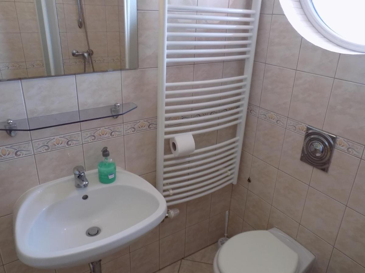 Liget Apartmanhaz Кехидакустани Экстерьер фото
